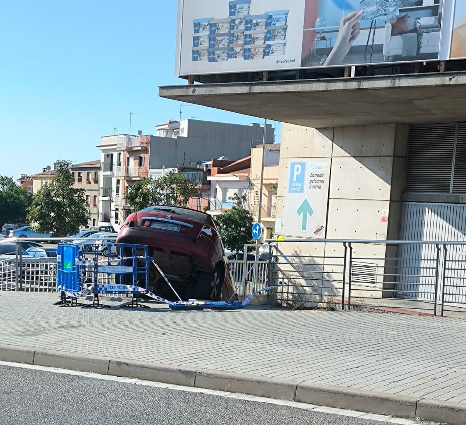 Cotxe estimbat a la carretera de Cirera