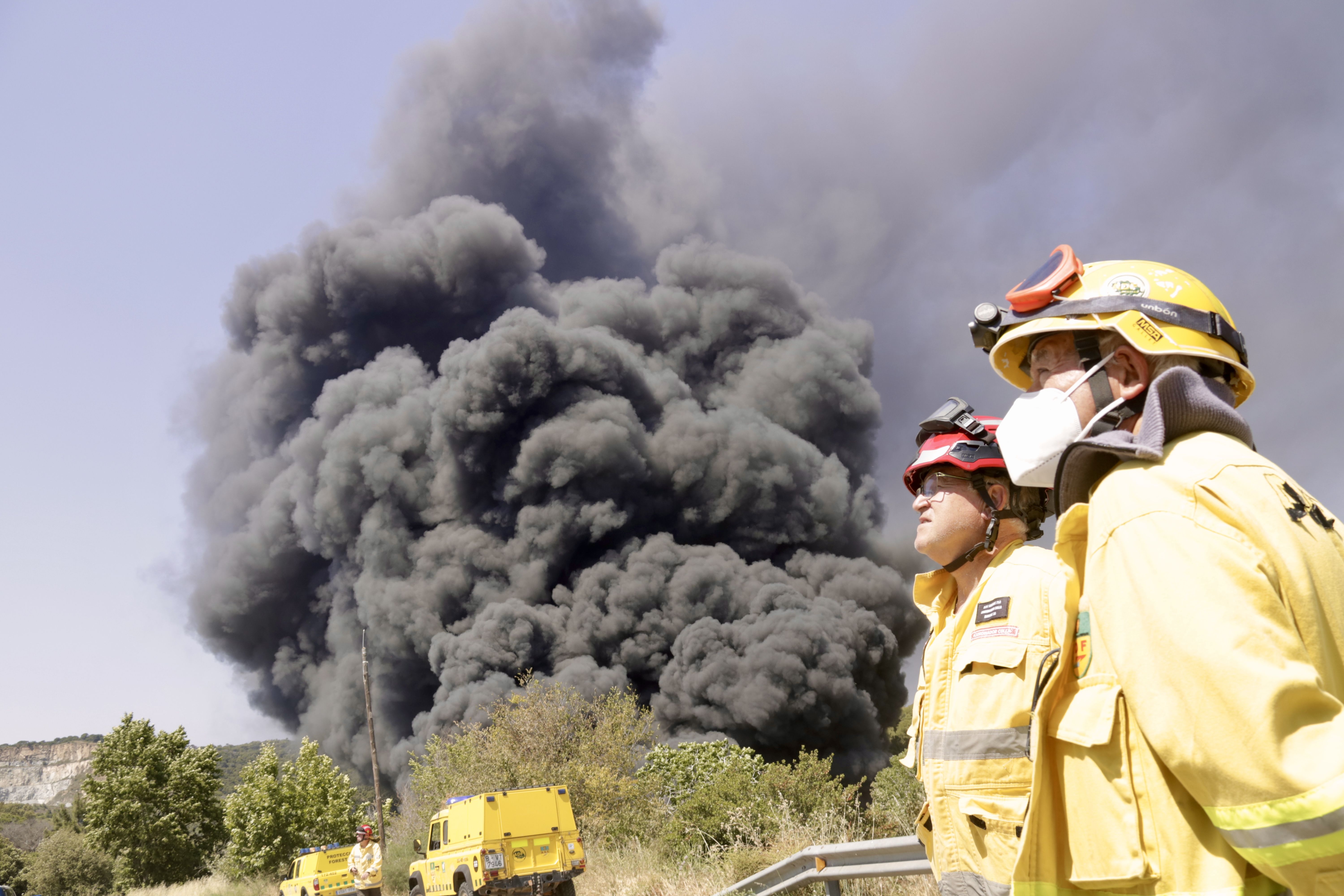 Bombers a l'incendi d'Òrrius. Foto: ACN Bombers a l'incendi d'Òrrius. Foto: ACN