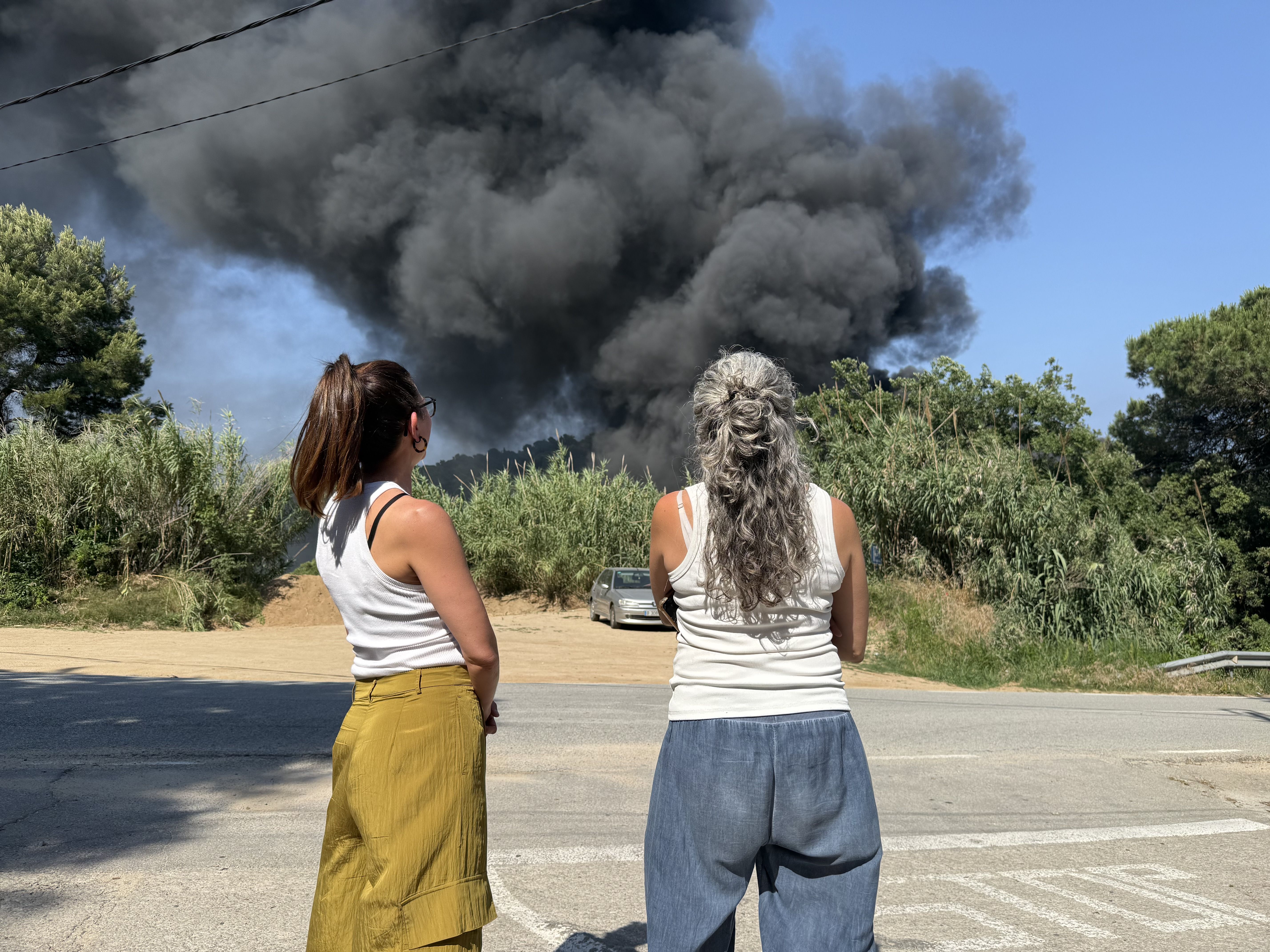 Veïnes d'Òrrius es miren de lluny l'incendi. Foto: ACN