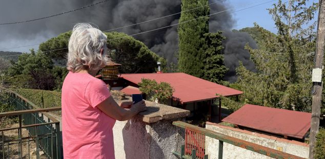 El fum, ben a la vora de les cases. Foto: ACN El fum, ben a la vora de les cases. Foto: ACN