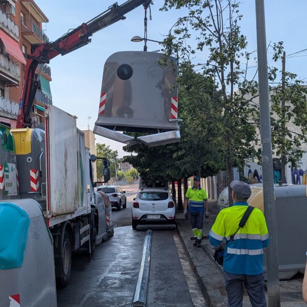 Aquest matí es feia la substitució de contenidors al carrer de l'estadi