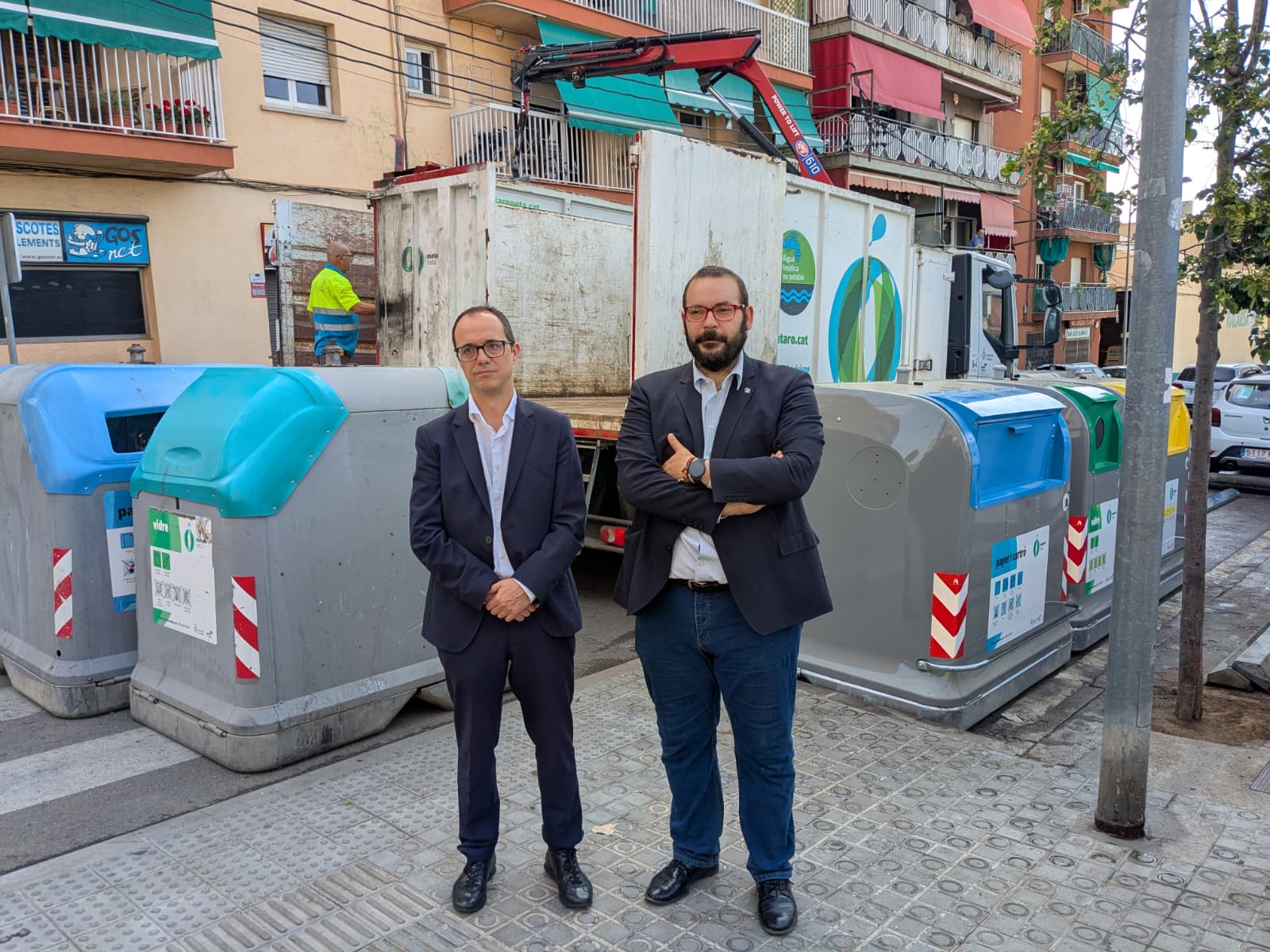 Canela i Bote, davant dels contenidors