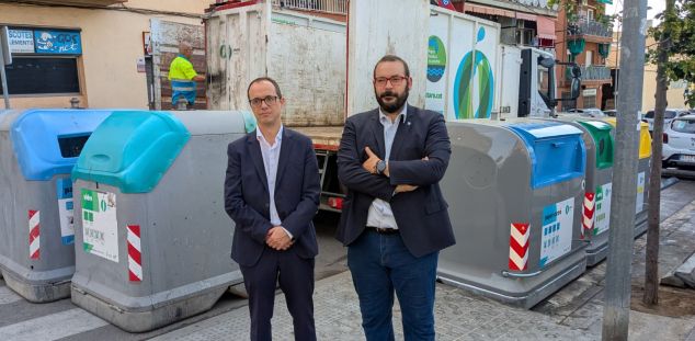 Canela i Bote, davant dels contenidors