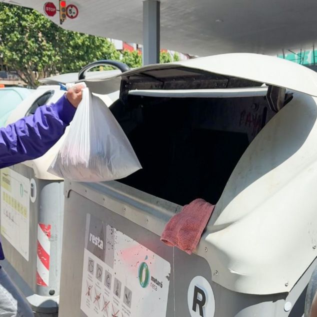 Al contenidor gris hi llencem massa coses que no toquen. 