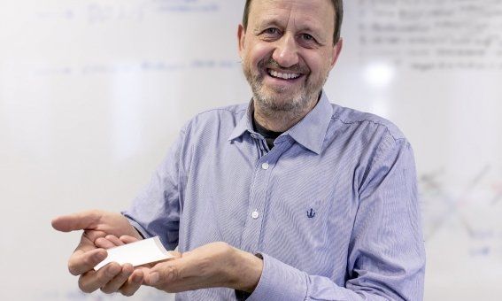 L'arenyen Joan Bertran, de l'empresa Cebiotex, amb el producte que ha patentat. Foto: Cedida