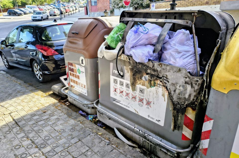 Contenidor incendiat al carrer Garrotxa
