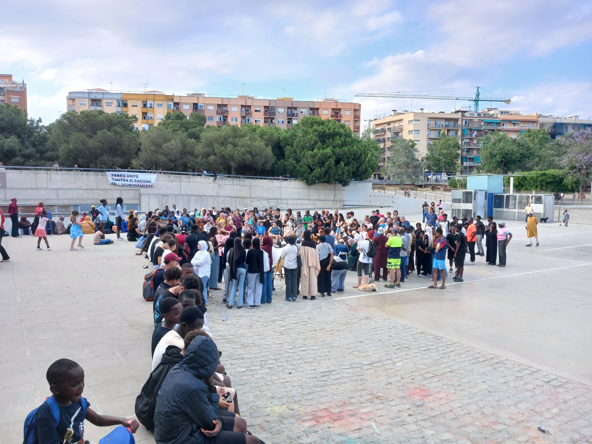 Assemblea del Sindicat d'Habitatge, ahir a la tarda al Parc de Cerdanyola. Foto: Lluís Rugama