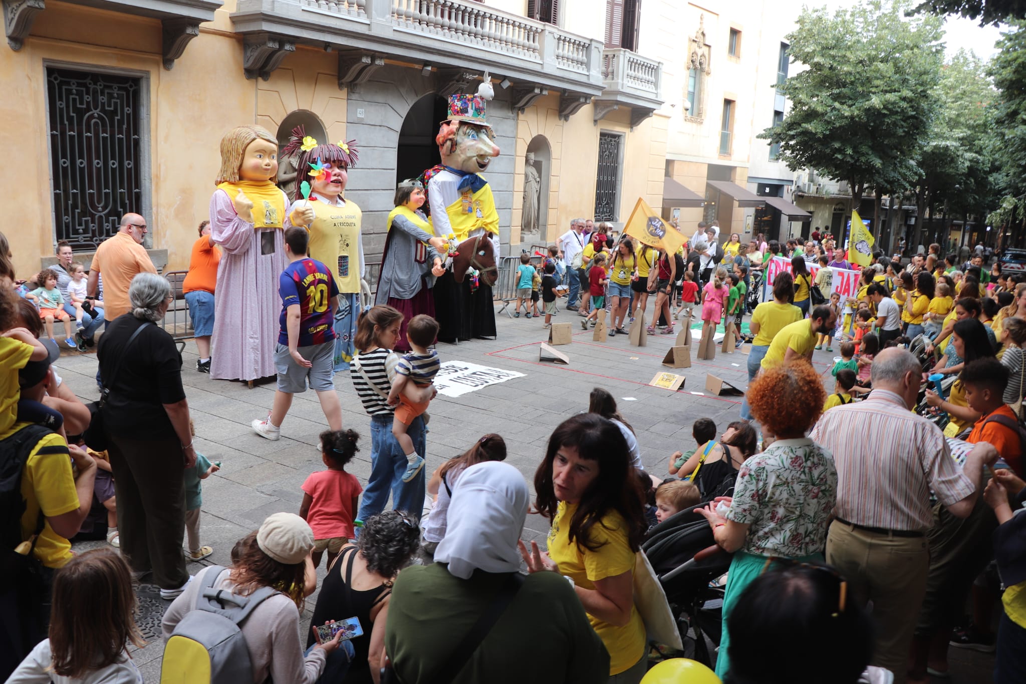 Manifestacions a les portes de l'Ajuntament. Foto: Lluís Rugama