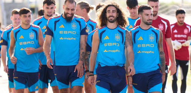 Cucurella, con su cabellera característica, en la concentración. Foto: RFEF