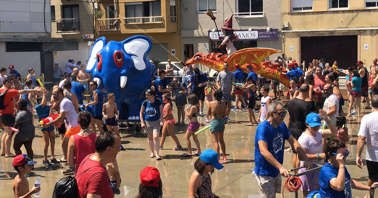 La Fiesta Mayor pequeña de Calella recupera las fieras de agua
