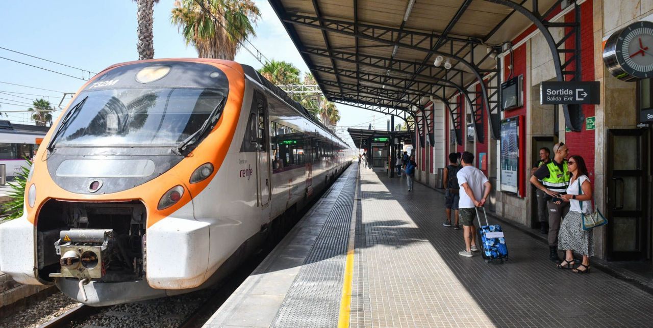Tren en la andana de Mataró