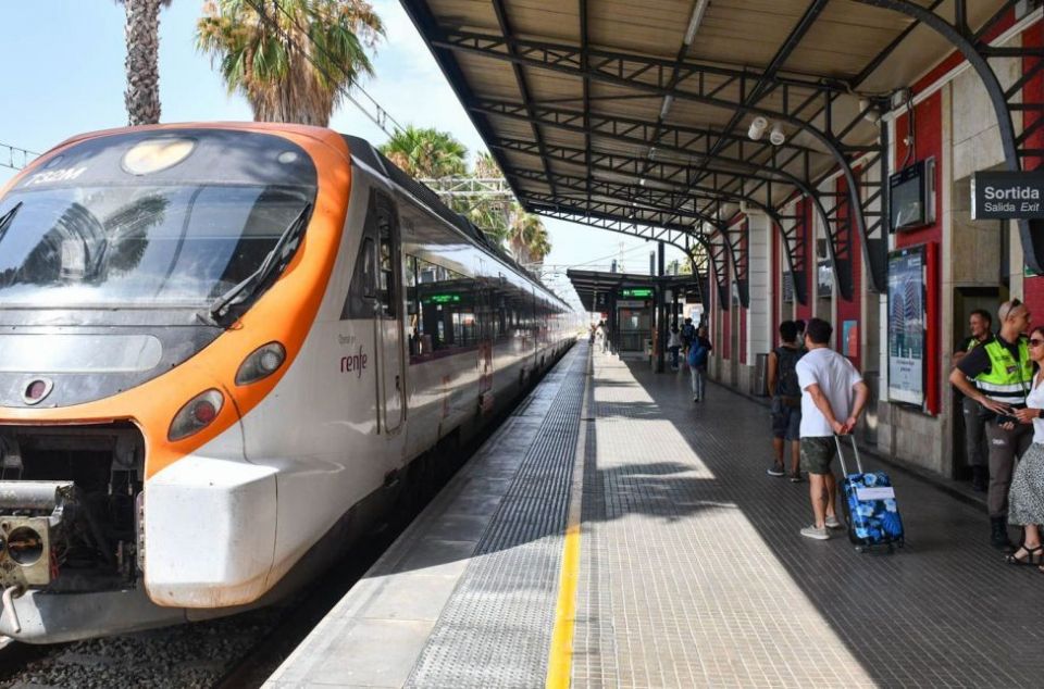 Un tren a l'andana de Mataró. Foto: R. Gallofré Un tren a l'andana de Mataró. Foto: R. Gallofré