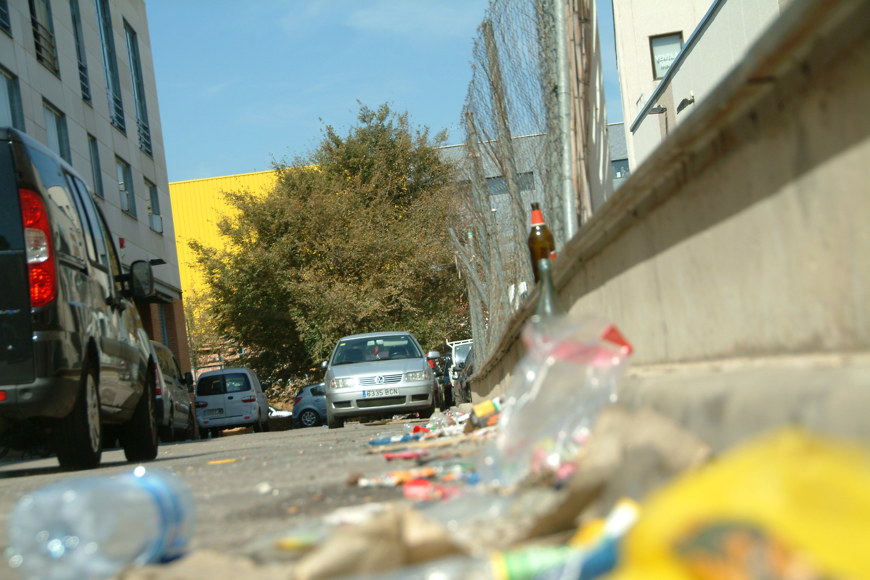 Carrer brut un matí posterior a una nit de cap de setmana al Pla d'en Boet