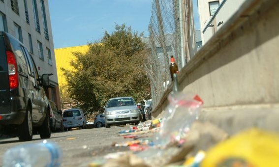 Carrer brut un matí posterior a una nit de cap de setmana al Pla d'en Boet