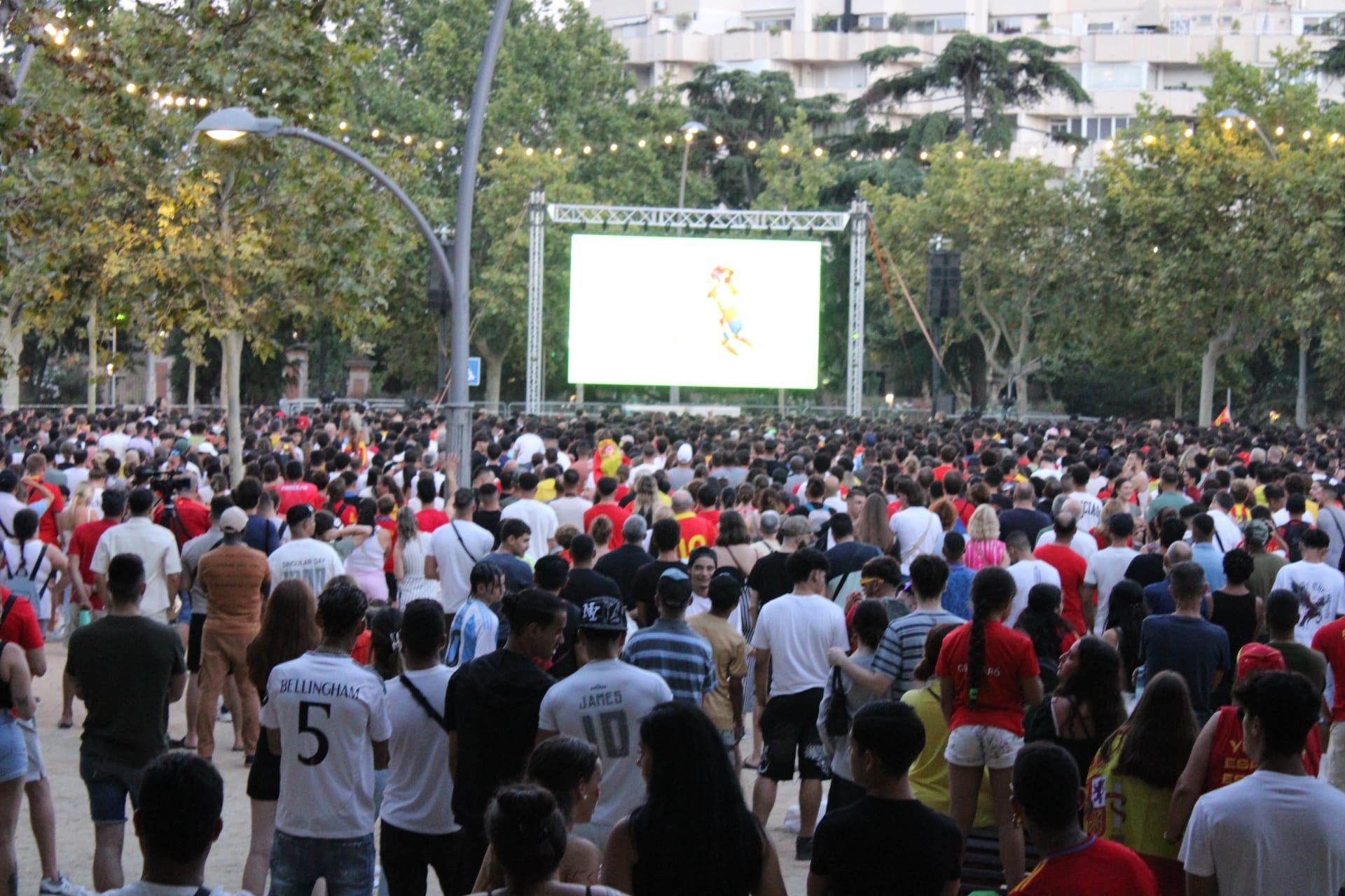 Pantalla gegant a Mataró per la final de l'Eurocopa 2024. Foto. J.Merino