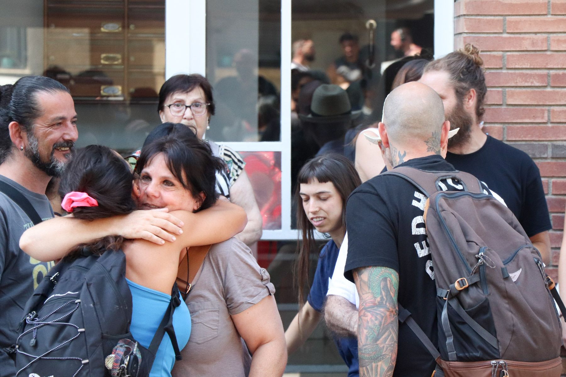 La Regina s'abraça amb les persones que li han donat suport. Foto: Lluis Rugama