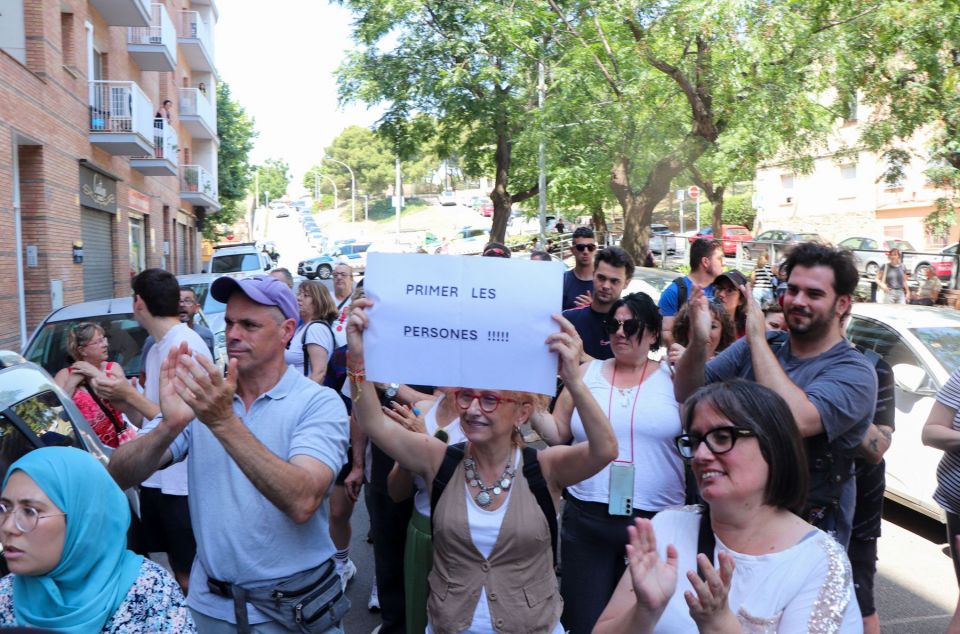 Desnonament de la Regina Av. Amèrica 12. Foto: lluís Rugama