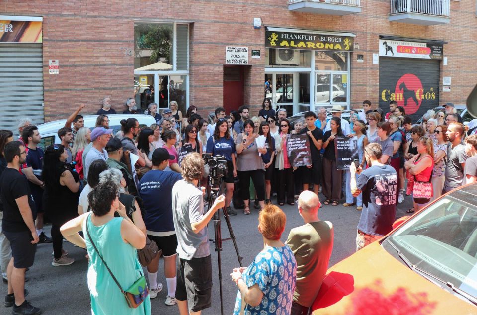 Desnonament de la Regina Av. Amèrica 12. Foto: lluís Rugama