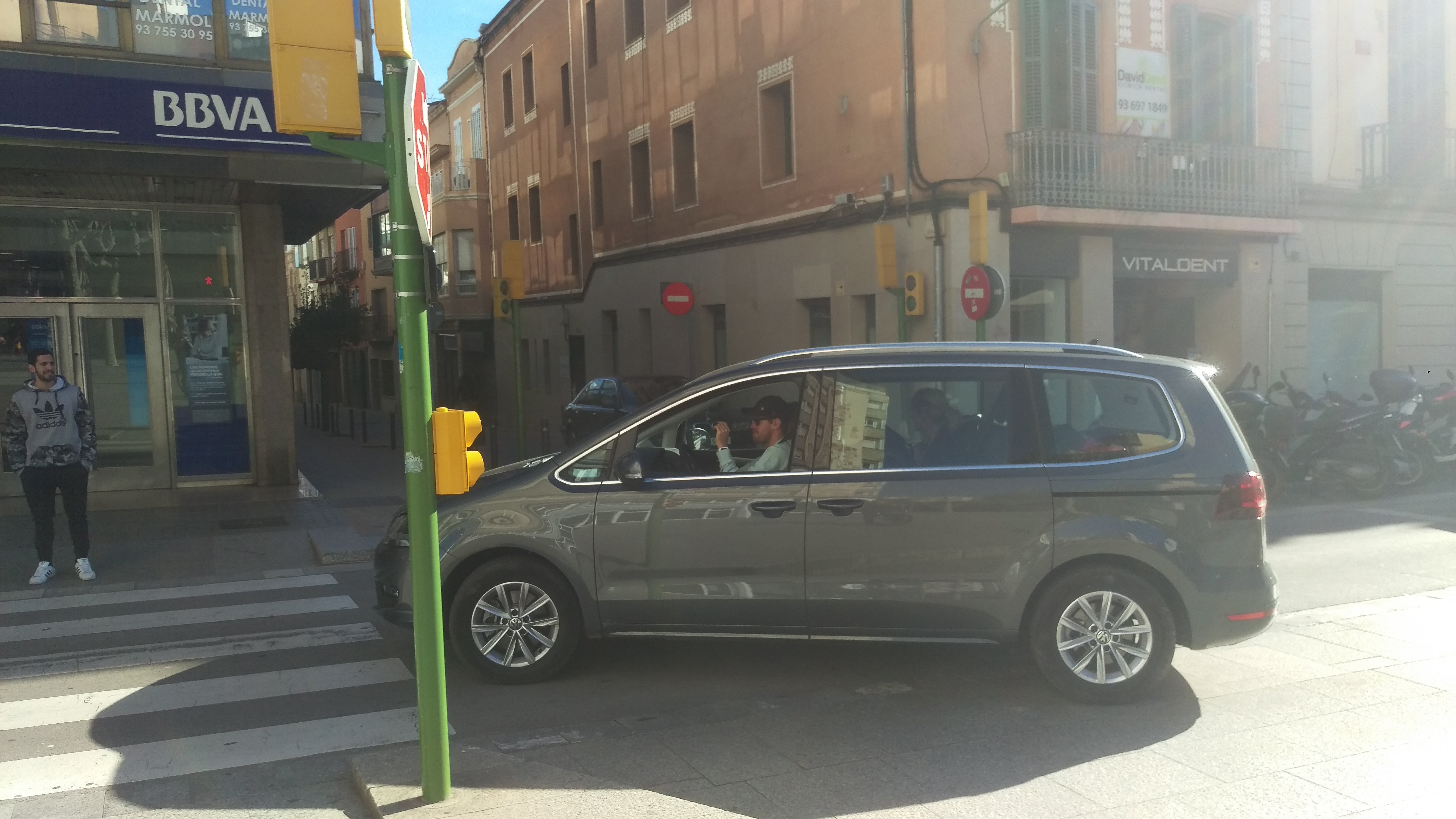 Vettel, saliendo del aparcamiento de plaza de Santa Anna. Foto: cedida por Édgar Granados