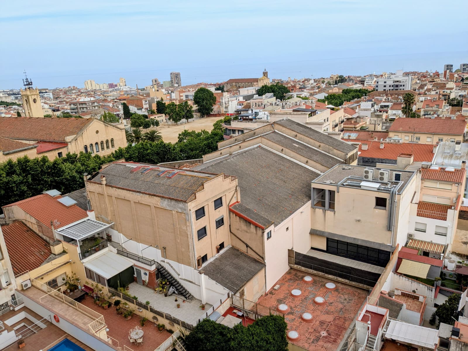 El Teatro Monumental de Mataró, con cubierta de uralita