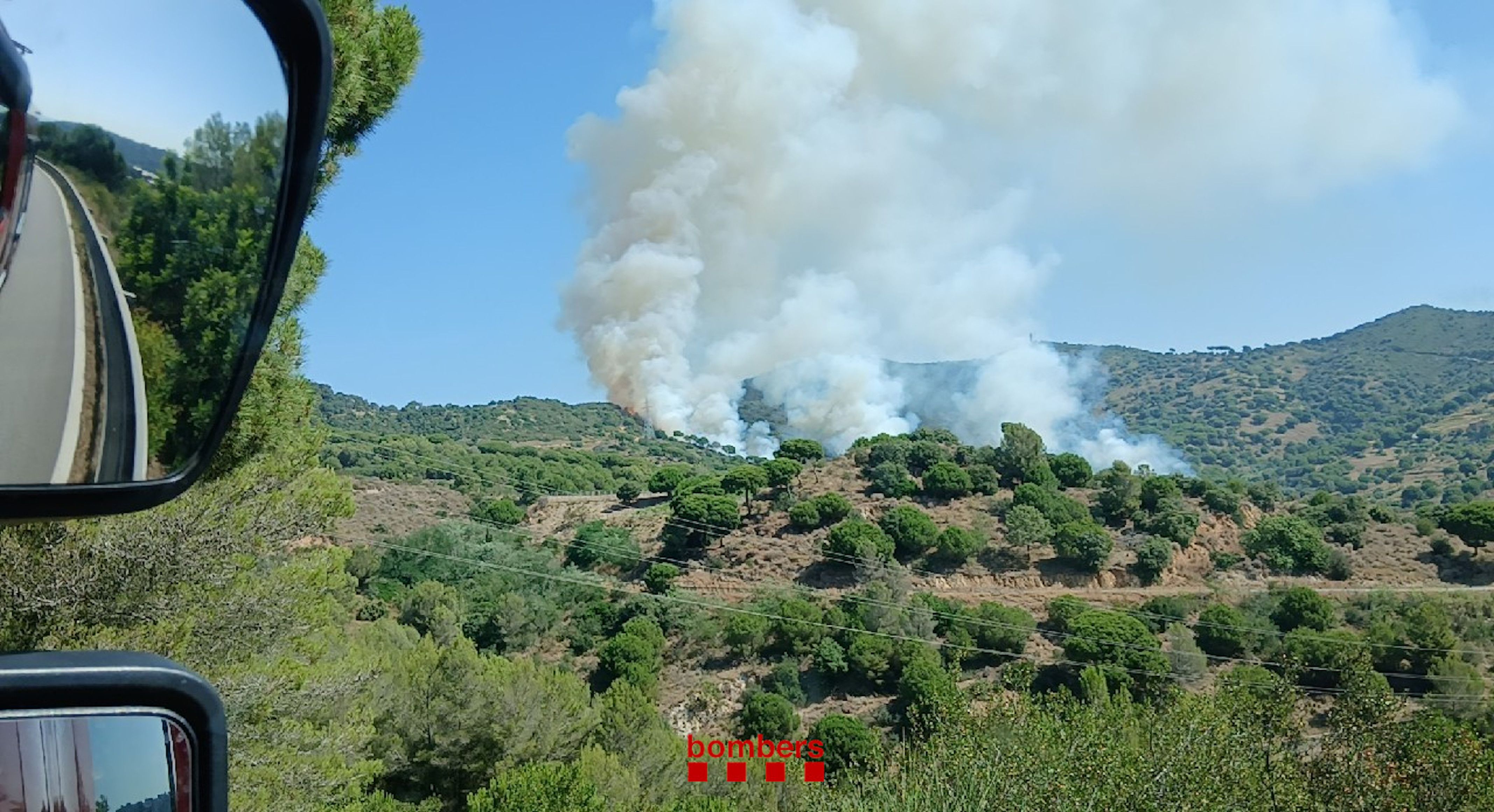 L'inici de l'incendi del Baix Maresme. Foto: Bombers