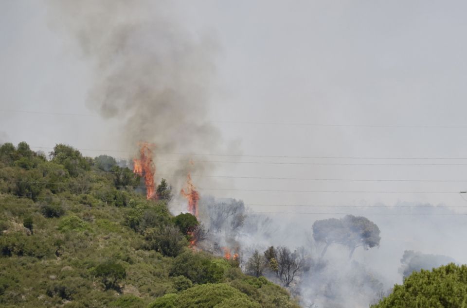 Les flames de l'incendi del Baix Maresme, ben visibles. Foto: ACN
