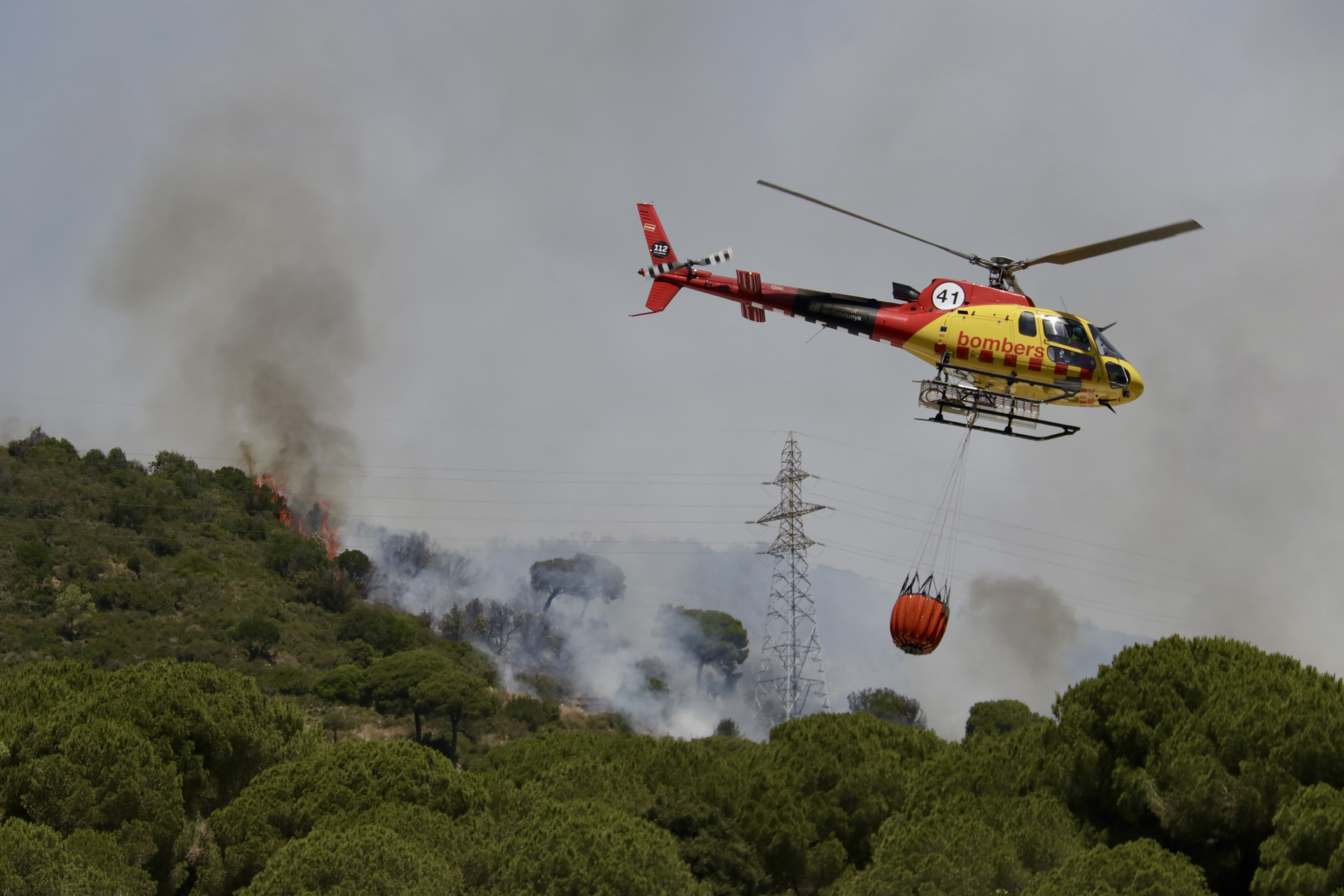 Imatges intentant controlar el foc.
