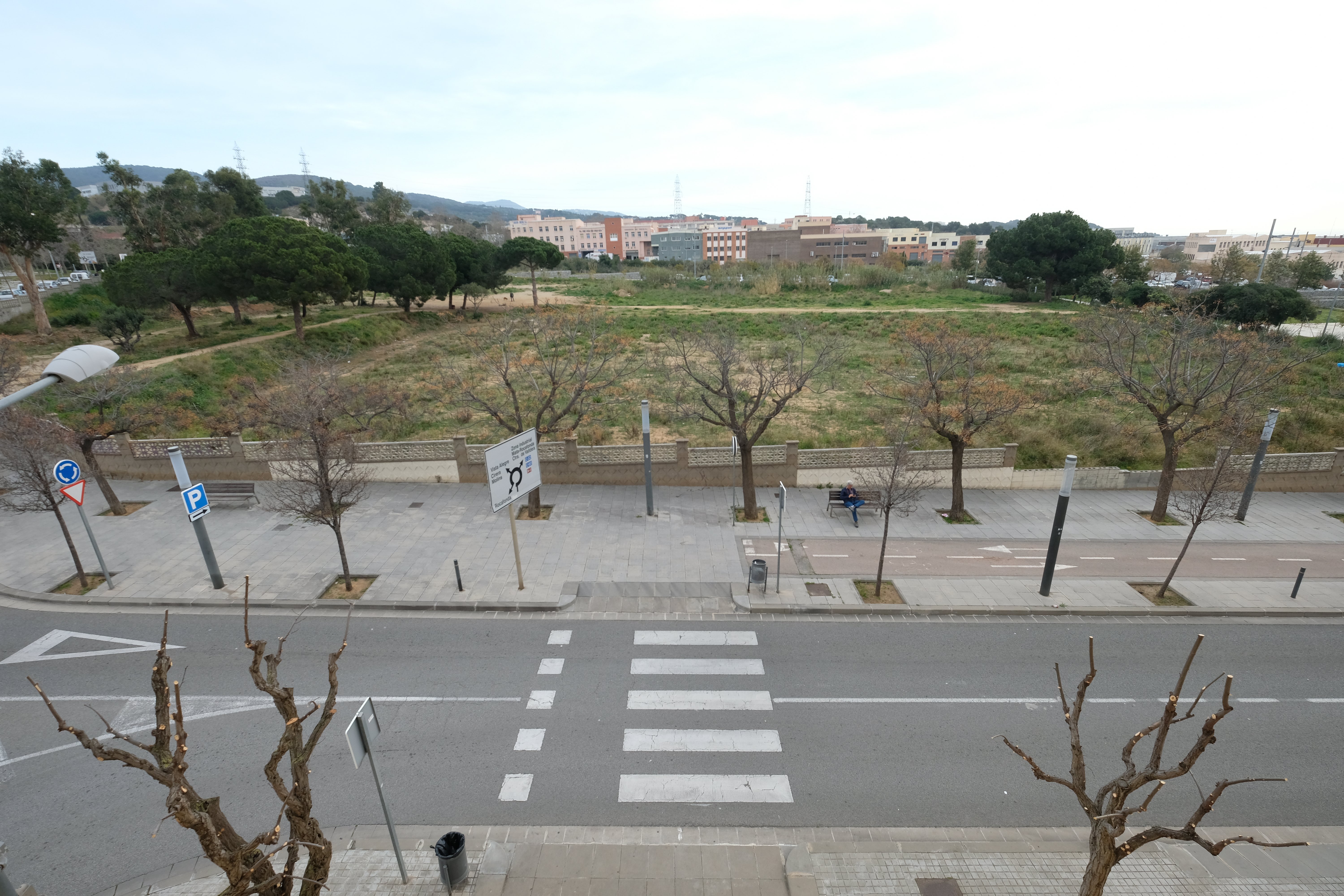 El solar de la ronda Rafael Estrany on s'ha de construir el nou institut Cinc Sènies de Rocafonda. Foto: R. G. 