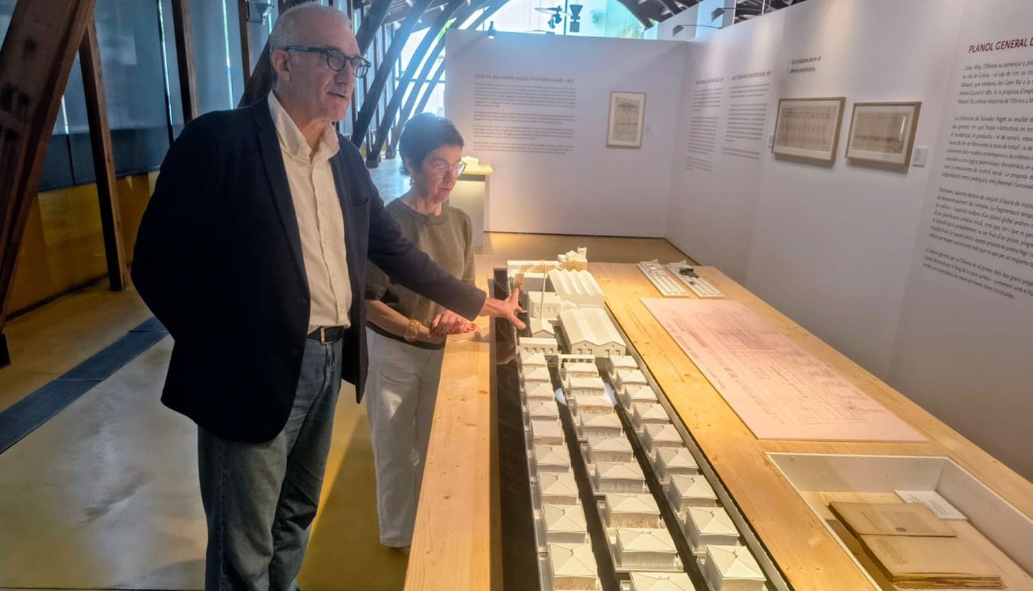 Els comissaris de l'exposició a la Nau Gaudí