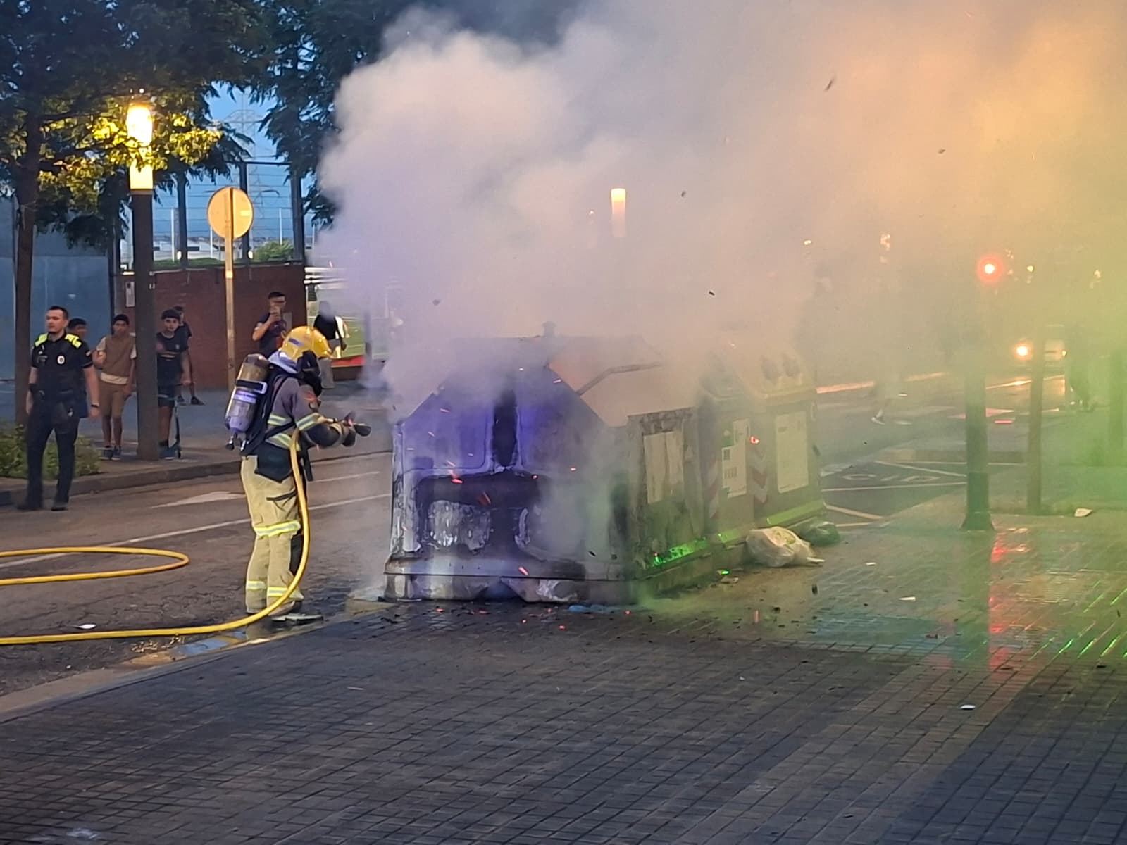 A banda dels sorolls nocturns s'han produït problemes de seguretat com ara la crema de contenidors. Fotos: cedides