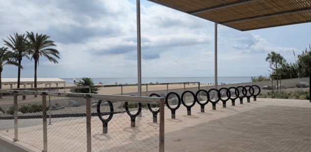 Aparcaments de bicicleta a peu de platja