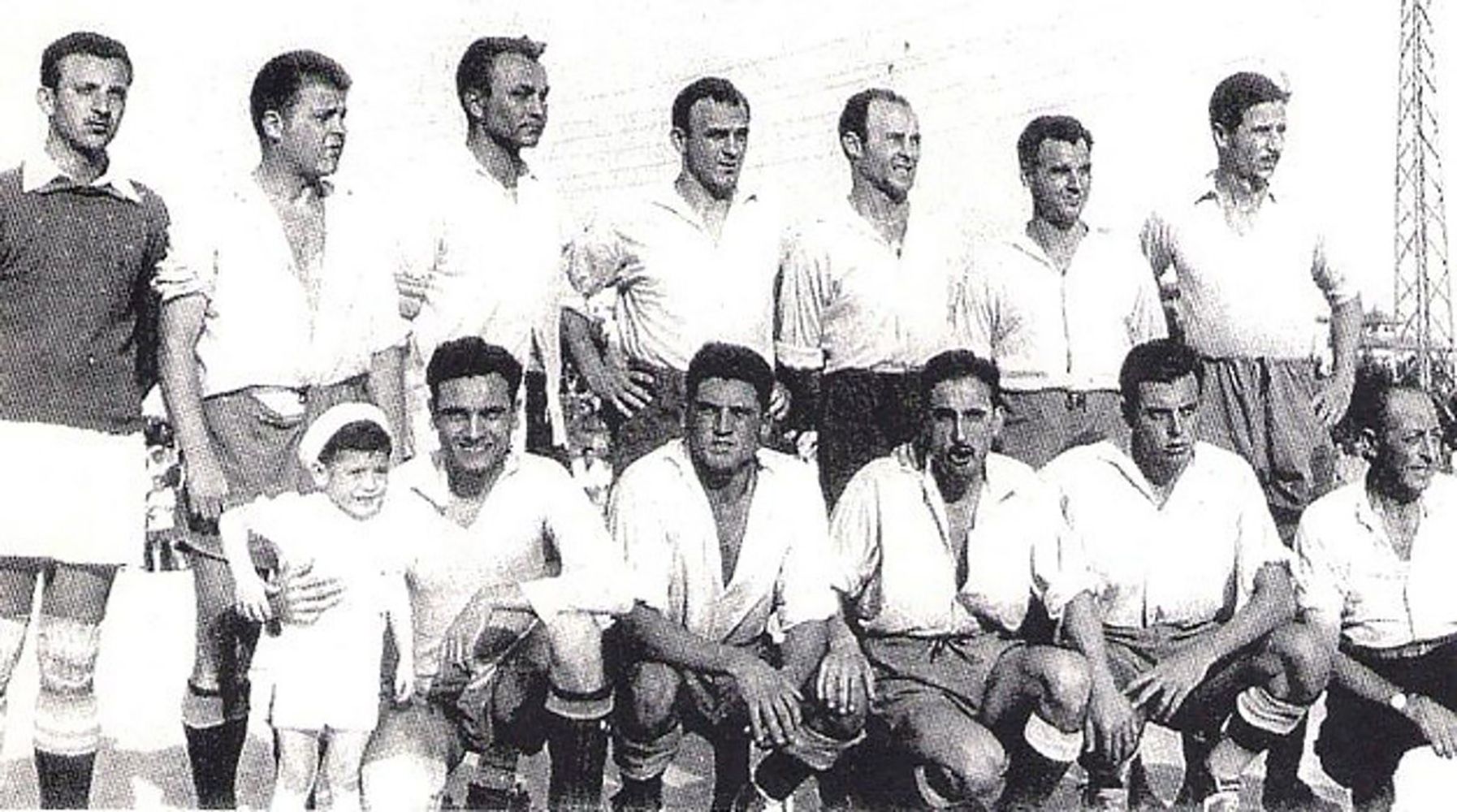 Combinat d’estiuejants al Masnou (16 d’agost de 1953). Drets, Vizcaíno, Otto, Sarosi, Di Stéfano, César, Rigual i Villà. Ajupits, Vendrell, Viñas, Rossell, Estapé i el senyor Madrid. Combinat d’estiuejants al Masnou (16 d’agost de 1953). Drets, Vizcaíno, Otto, Sarosi, Di Stéfano, César, Rigual i Villà. Ajupits, Vendrell, Viñas, Rossell, Estapé i el senyor Madrid.