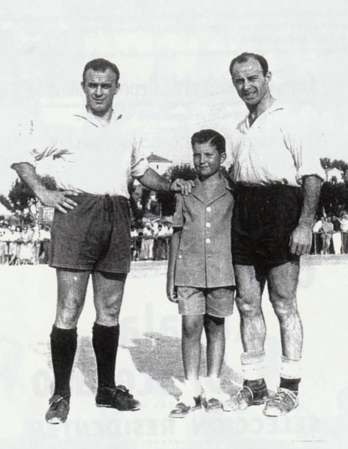 Els cracks Di Stéfano i César, junt amb un nen, en el partit corresponent al Trofeu Antonio González que es va disputar al Masnou el 16 d’agost de 1953 Els cracks Di Stéfano i César, junt amb un nen, en el partit corresponent al Trofeu Antonio González que es va disputar al Masnou el 16 d’agost de 1953