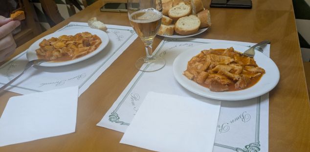 Clients, menjant-se els seus darrers 'callos'