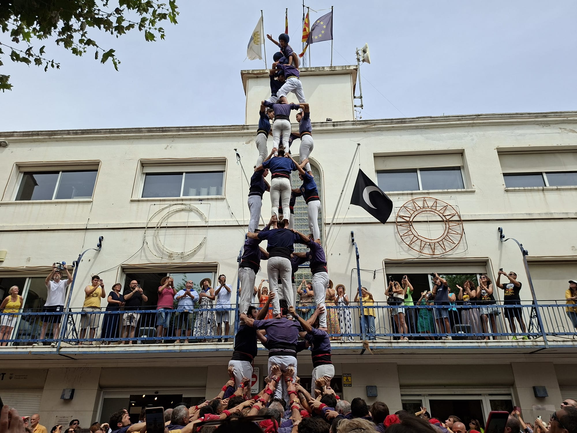 El 4 de 8, cridat a pujar un pis per Les Santes. Foto: E. Casanova El 4 de 8, cridat a pujar un pis per Les Santes. Foto: E. Casanova