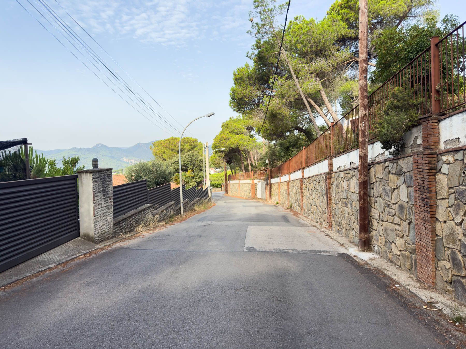 Carrer d'accés a les cases d'ús turístic de Les Sureres. Foto: R.Gallofré