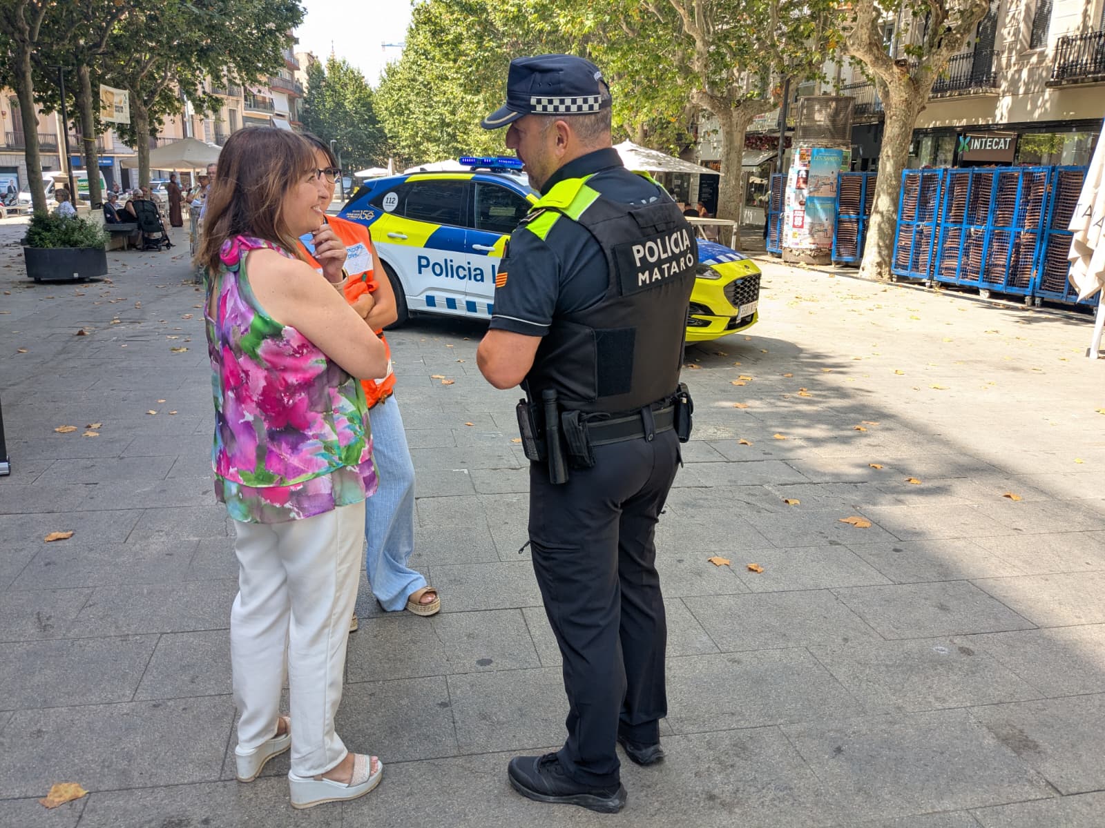 La regidora, con Policia y Protección Civil