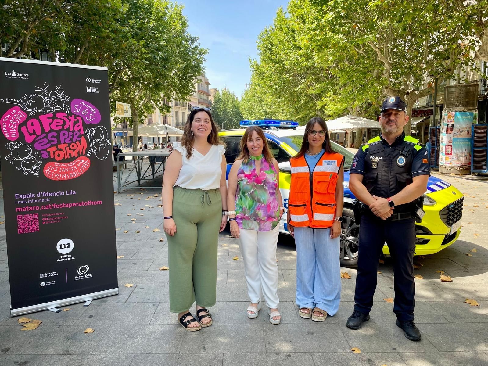 Les dues regidores, amb la Policia Local i Protecció Civil. Foto. AM