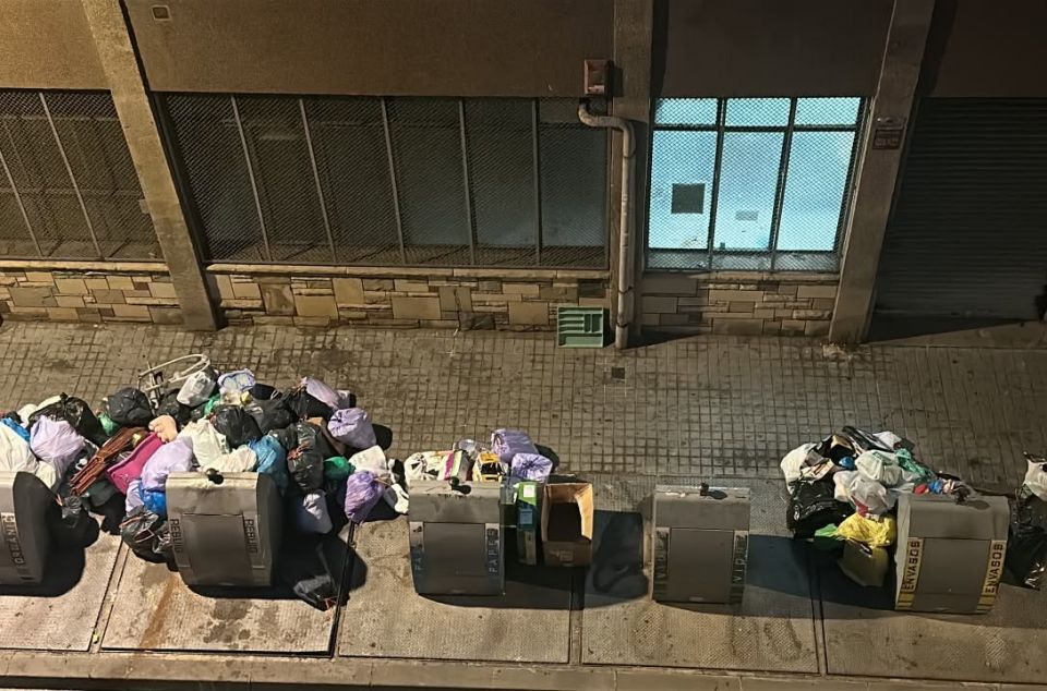 Contenidors desbordats al carrer Burriac