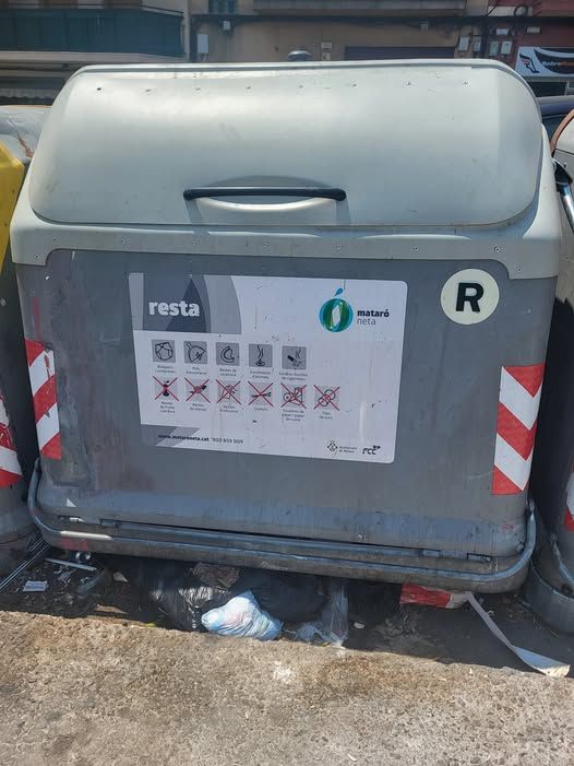 Contenidor al barri de Cirera. Foto Isa Escobar