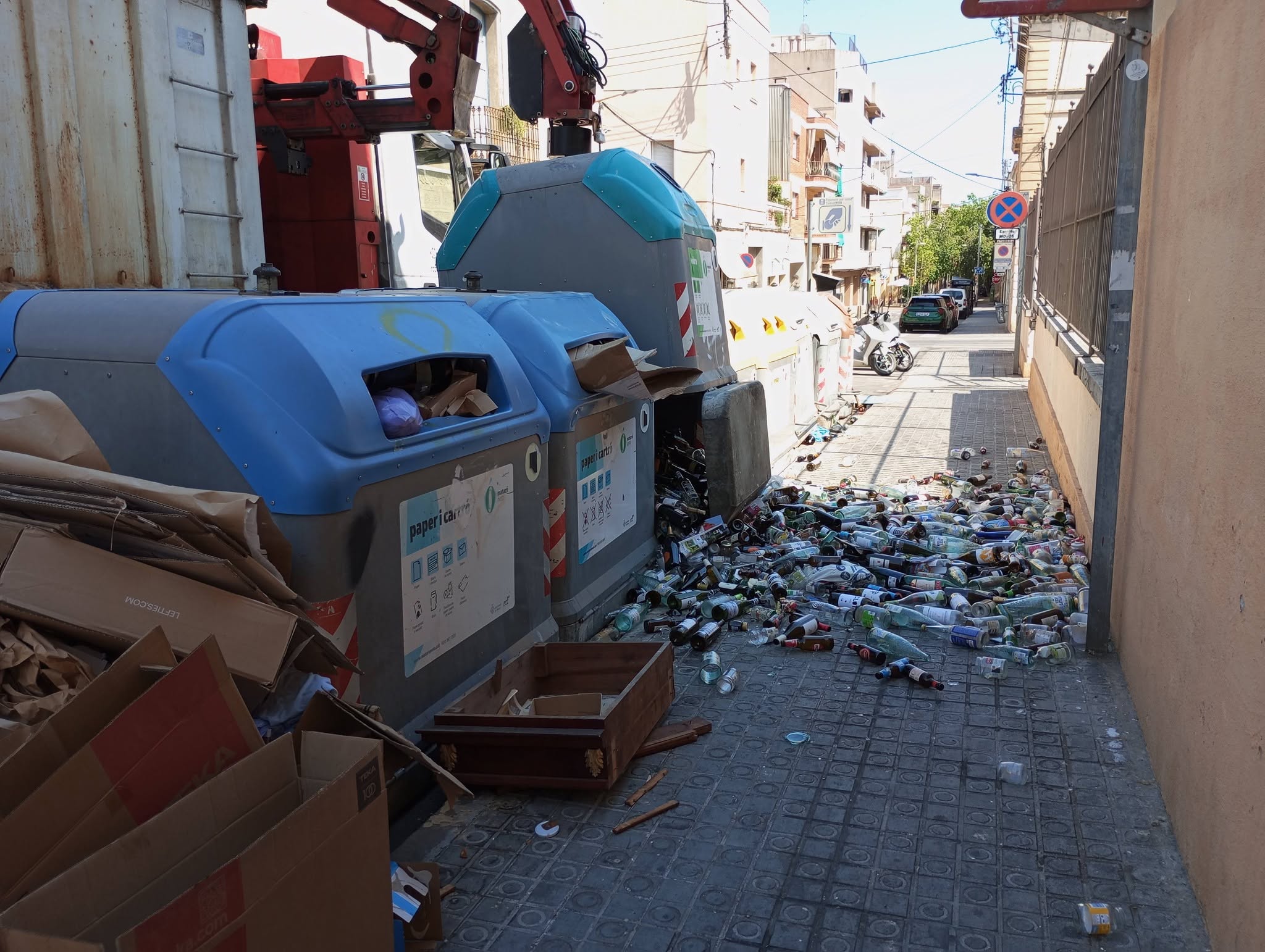 Contenidor trencat al carrer Iluro. Foto: Cedida