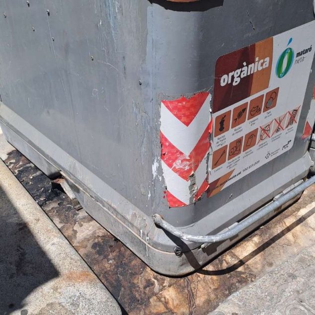 Contenidor d'orgànica amb pèrdues al carrer del Parc