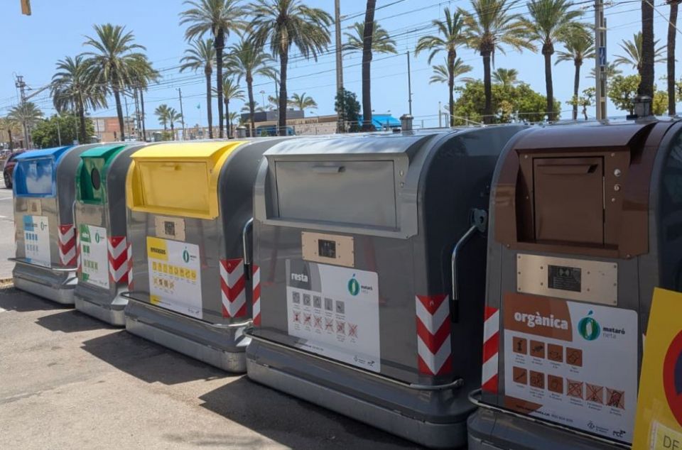 Contenidors tancats al front marítim