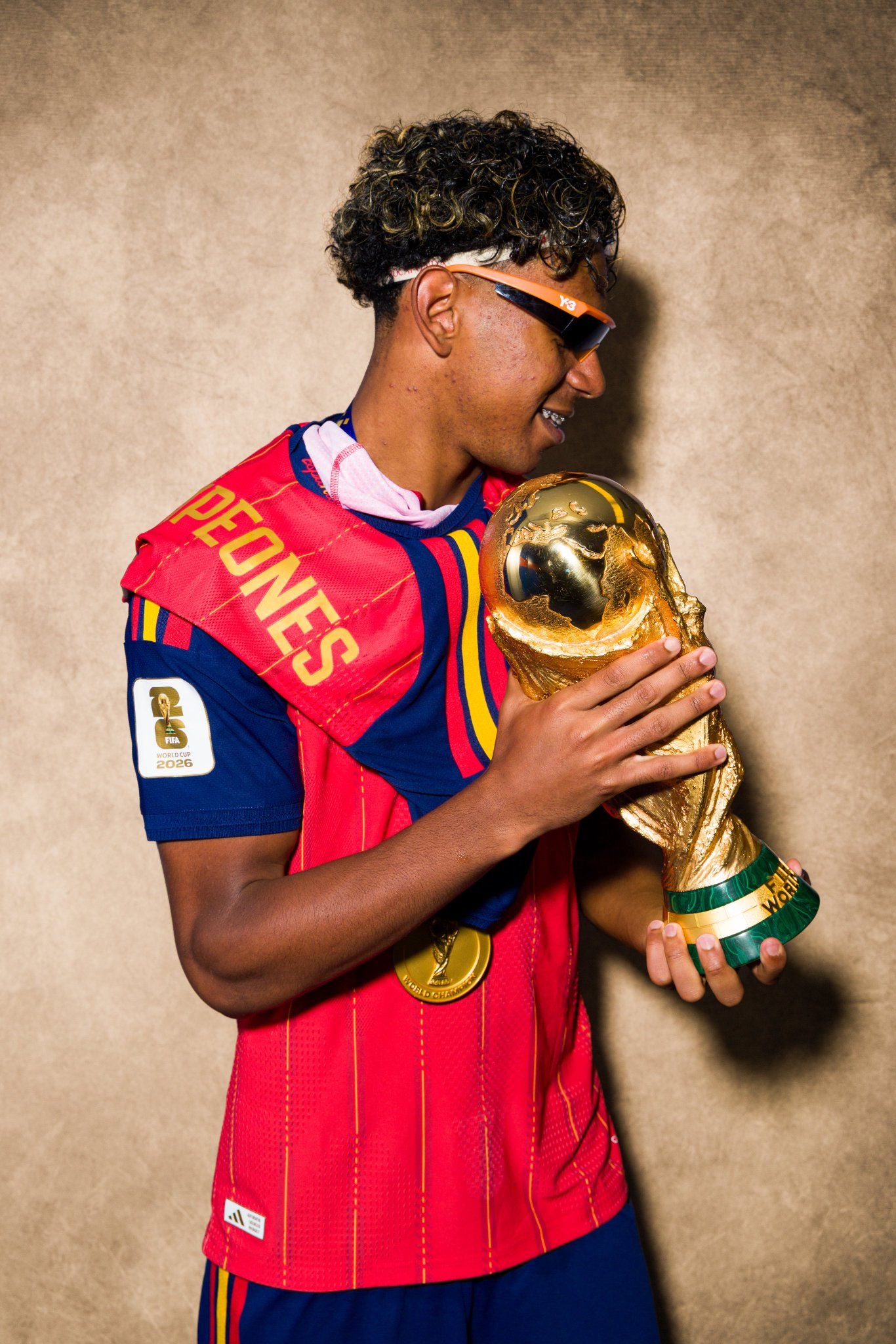 Lamine Yamal amb la copa. Lamine Yamal amb la copa.
