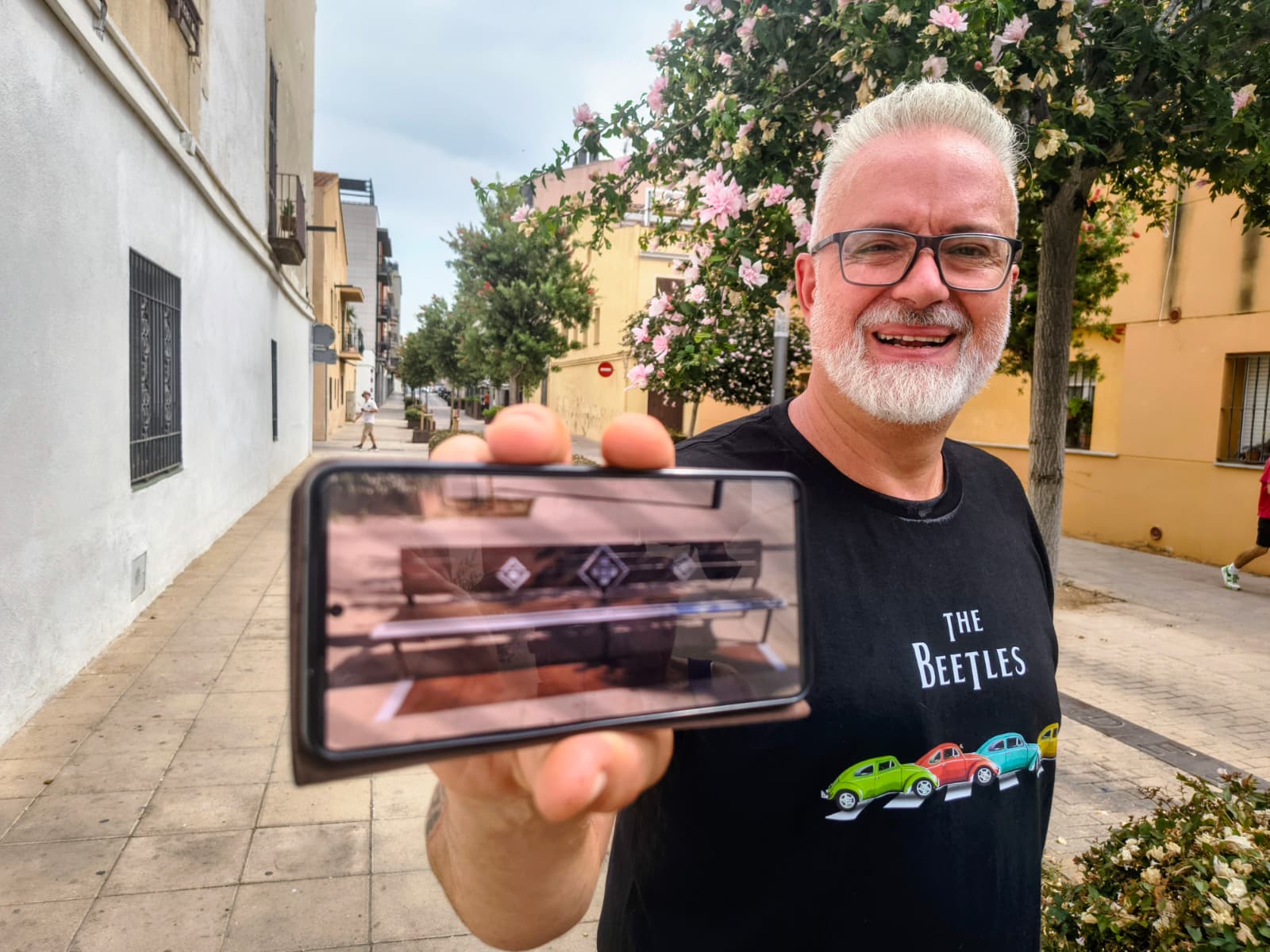 El veí al carrer del Cós mostrant una de les seves intervencions, ja retirada. Foto: V. B. 