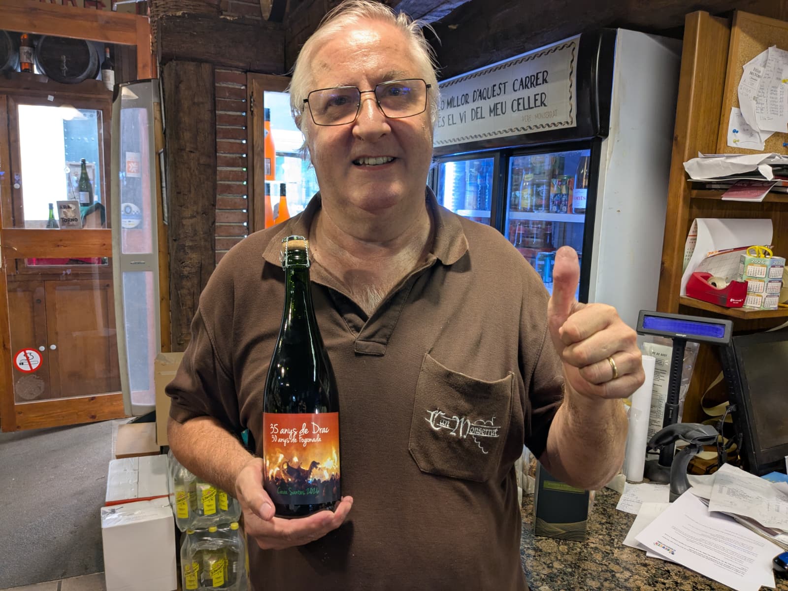 Pere Cruz  amb una ampolla del Cava de Les Santes