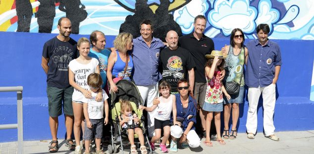 La família Galindo Lora, en la inauguració del mural del local de la colla. Foto: Capgrossos La família Galindo Lora, en la inauguració del mural del local de la colla. Foto: Capgrossos