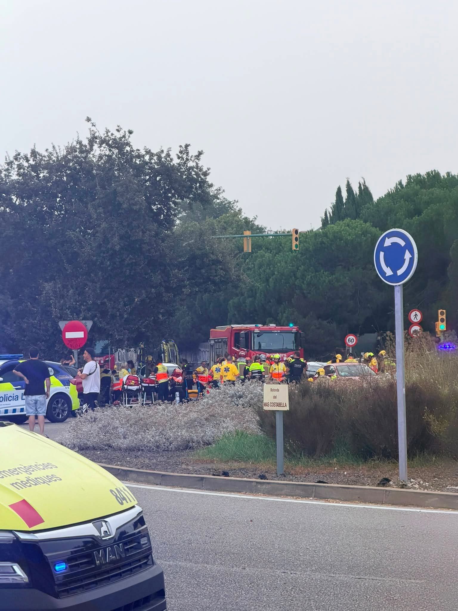 Desplegament d'ambulàncies i bombers al lloc de l'accident