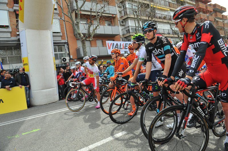 La salida de la etapa de la Vuelta de un año anterior. Foto: R. Gallofré