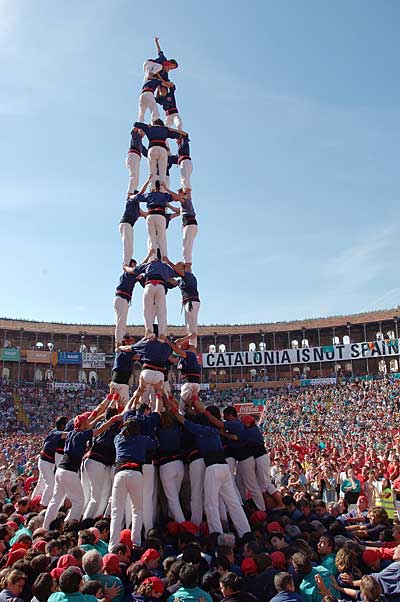 El 3 de 9 amb folre aixecat al Concurs de Castells de Tarragona el 2004.